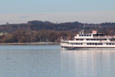 Lake Constance, BREGENZ, AUSTRIA - 7 Kasım 2015: Bregenz Limanı 'ndan alınan turistik tekne Constance Gölü' nden (veya Bodensee) geçiyor.