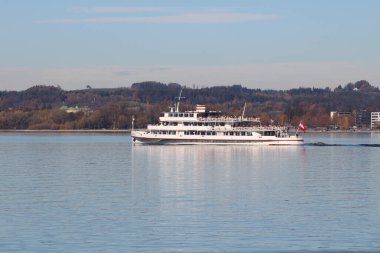 Lake Constance, BREGENZ, AUSTRIA - 7 Kasım 2015: Bregenz Limanı 'ndan alınan turistik tekne Constance Gölü' nden (veya Bodensee) geçiyor.