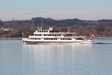 Lake Constance, BREGENZ, AUSTRIA - 7 Kasım 2015: Bregenz Limanı 'ndan alınan turistik tekne Constance Gölü' nden (veya Bodensee) geçiyor.