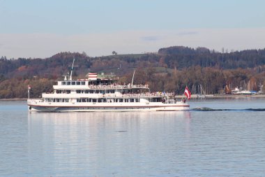 Lake Constance, BREGENZ, AUSTRIA - 7 Kasım 2015: Bregenz Limanı 'ndan alınan turistik tekne Constance Gölü' nden (veya Bodensee) geçiyor.