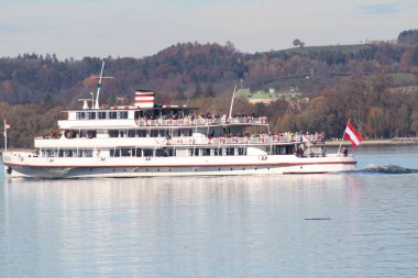 Lake Constance, BREGENZ, AUSTRIA - 7 Kasım 2015: Bregenz Limanı 'ndan alınan turistik tekne Constance Gölü' nden (veya Bodensee) geçiyor.