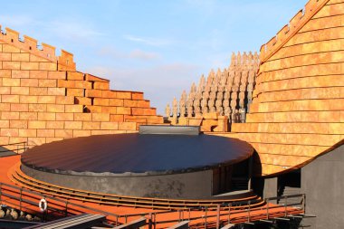 BREGENZ, AUSTRIA - NOVEMBER 24, 2015: Her Temmuz ve Ağustos aylarında Constance Gölü kıyılarında düzenlenen ünlü yüzen sahne. Manzara, Giacomo Puccini 'nin Turandot Operası için..