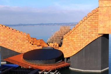 BREGENZ, AUSTRIA - NOVEMBER 24, 2015: Her Temmuz ve Ağustos aylarında Constance Gölü kıyılarında düzenlenen ünlü yüzen sahne. Manzara, Giacomo Puccini 'nin Turandot Operası için..