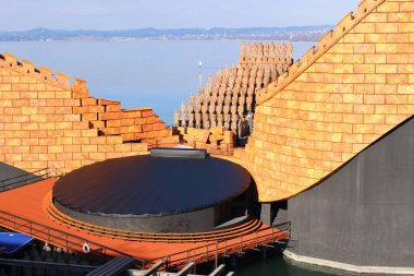 BREGENZ, AUSTRIA - NOVEMBER 24, 2015: Her Temmuz ve Ağustos aylarında Constance Gölü kıyılarında düzenlenen ünlü yüzen sahne. Manzara, Giacomo Puccini 'nin Turandot Operası için..