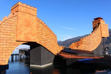 BREGENZ, AUSTRIA - NOVEMBER 24, 2015: Her Temmuz ve Ağustos aylarında Constance Gölü kıyılarında düzenlenen ünlü yüzen sahne. Manzara, Giacomo Puccini 'nin Turandot Operası için..
