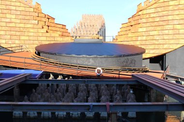 BREGENZ, AUSTRIA - NOVEMBER 24, 2015: Her Temmuz ve Ağustos aylarında Constance Gölü kıyılarında düzenlenen ünlü yüzen sahne. Manzara, Giacomo Puccini 'nin Turandot Operası için..