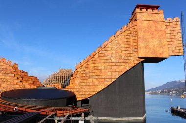 BREGENZ, AUSTRIA - NOVEMBER 24, 2015: Her Temmuz ve Ağustos aylarında Constance Gölü kıyılarında düzenlenen ünlü yüzen sahne. Manzara, Giacomo Puccini 'nin Turandot Operası için..