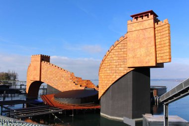 BREGENZ, AUSTRIA - NOVEMBER 24, 2015: Her Temmuz ve Ağustos aylarında Constance Gölü kıyılarında düzenlenen ünlü yüzen sahne. Manzara, Giacomo Puccini 'nin Turandot Operası için..