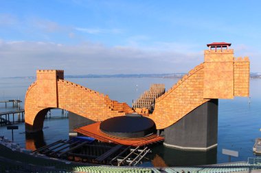 BREGENZ, AUSTRIA - NOVEMBER 24, 2015: Her Temmuz ve Ağustos aylarında Constance Gölü kıyılarında düzenlenen ünlü yüzen sahne. Manzara, Giacomo Puccini 'nin Turandot Operası için..