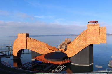 BREGENZ, AUSTRIA - NOVEMBER 24, 2015: Her Temmuz ve Ağustos aylarında Constance Gölü kıyılarında düzenlenen ünlü yüzen sahne. Manzara, Giacomo Puccini 'nin Turandot Operası için..
