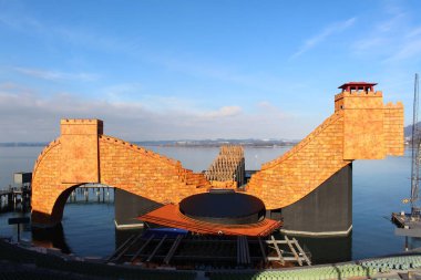 BREGENZ, AUSTRIA - NOVEMBER 24, 2015: Her Temmuz ve Ağustos aylarında Constance Gölü kıyılarında düzenlenen ünlü yüzen sahne. Manzara, Giacomo Puccini 'nin Turandot Operası için..