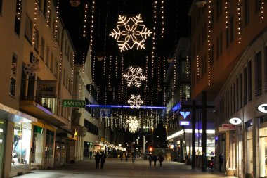 BREGENZ, AUSTRIA - 23 Kasım 2015: Bahnhofstrasse Caddesi 'nden şehir merkezinde Noel ışıkları ve süslemelerle dolu bir manzara.