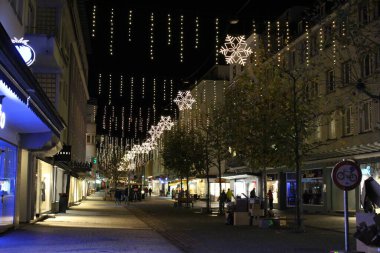 BREGENZ, AUSTRIA - 23 Kasım 2015: Kaiserstrasse Caddesi 'nden şehir merkezindeki Noel ışıkları ve süslemelerle dolu bir manzara.