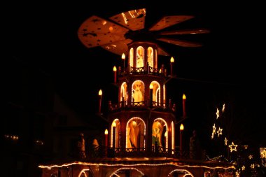 BREGENZ, AUSTRIA - 23 Kasım 2015: Kornmarktstrasse 'deki Noel pazarından bir manzara.