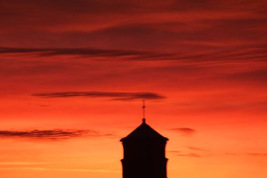 Mariahilf Kilisesi (başlangıçta Pfarrkirche Mariahilf veya Heldendankkirche) Bregenz, Vorarlberg, Avusturya 'da Mariahilf Caddesi' nde günbatımında bulunan kule..