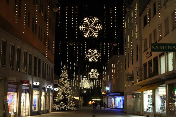ブレゲンツ オーストリア 2015年11月23日 市内中心部のクリスマスライトや装飾品でいっぱいのバーンホーフ通りからの眺め — ストック写真