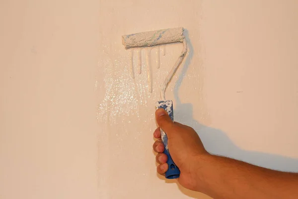 Male Right Hand Painting White Wall Paint Roller White Dye — Stock Photo, Image