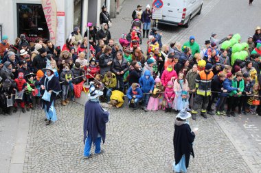 BREGENZ, VORARLBERG, AUSTRIA - 7 Şubat 2016: GWL alışveriş merkezinin önünde geleneksel ve geleneksel karnaval geçidi (Büyüleyici). Bu törende insanlar farklı ve komik kostümler giyerler..