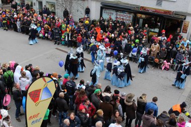 BREGENZ, VORARLBERG, AUSTRIA - 7 Şubat 2016: GWL alışveriş merkezinin önünde geleneksel ve geleneksel karnaval geçidi (Büyüleyici). Bu törende insanlar farklı ve komik kostümler giyerler..