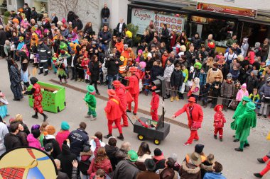 BREGENZ, VORARLBERG, AUSTRIA - 7 Şubat 2016: GWL alışveriş merkezinin önünde geleneksel ve geleneksel karnaval geçidi (Büyüleyici). Bu törende insanlar farklı ve komik kostümler giyerler..