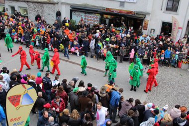 BREGENZ, VORARLBERG, AUSTRIA - 7 Şubat 2016: GWL alışveriş merkezinin önünde geleneksel ve geleneksel karnaval geçidi (Büyüleyici). Bu törende insanlar farklı ve komik kostümler giyerler..