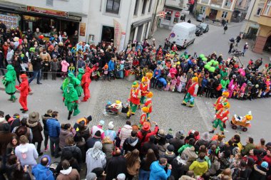 BREGENZ, VORARLBERG, AUSTRIA - 7 Şubat 2016: GWL alışveriş merkezinin önünde geleneksel ve geleneksel karnaval geçidi (Büyüleyici). Bu törende insanlar farklı ve komik kostümler giyerler..