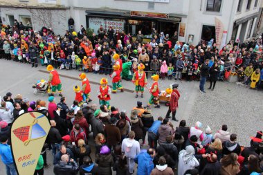 BREGENZ, VORARLBERG, AUSTRIA - 7 Şubat 2016: GWL alışveriş merkezinin önünde geleneksel ve geleneksel karnaval geçidi (Büyüleyici). Bu törende insanlar farklı ve komik kostümler giyerler..