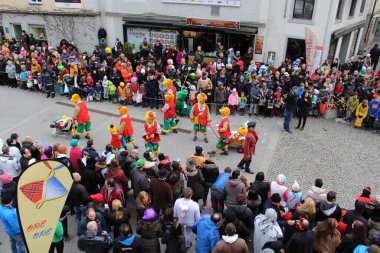 BREGENZ, VORARLBERG, AUSTRIA - 7 Şubat 2016: GWL alışveriş merkezinin önünde geleneksel ve geleneksel karnaval geçidi (Büyüleyici). Bu törende insanlar farklı ve komik kostümler giyerler..