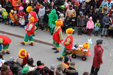 BREGENZ, VORARLBERG, AUSTRIA - 7 Şubat 2016: GWL alışveriş merkezinin önünde geleneksel ve geleneksel karnaval geçidi (Büyüleyici). Bu törende insanlar farklı ve komik kostümler giyerler..