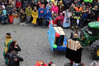 BREGENZ, VORARLBERG, AUSTRIA - 7 Şubat 2016: GWL alışveriş merkezinin önünde geleneksel ve geleneksel karnaval geçidi (Büyüleyici). Bu törende insanlar farklı ve komik kostümler giyerler..