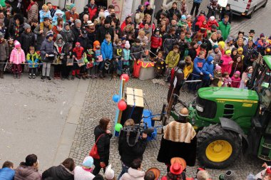BREGENZ, VORARLBERG, AUSTRIA - 7 Şubat 2016: GWL alışveriş merkezinin önünde geleneksel ve geleneksel karnaval geçidi (Büyüleyici). Bu törende insanlar farklı ve komik kostümler giyerler..