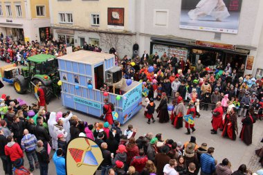 BREGENZ, VORARLBERG, AUSTRIA - 7 Şubat 2016: GWL alışveriş merkezinin önünde geleneksel ve geleneksel karnaval geçidi (Büyüleyici). Bu törende insanlar farklı ve komik kostümler giyerler..
