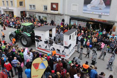 BREGENZ, VORARLBERG, AUSTRIA - 7 Şubat 2016: GWL alışveriş merkezinin önünde geleneksel ve geleneksel karnaval geçidi (Büyüleyici). Bu törende insanlar farklı ve komik kostümler giyerler..