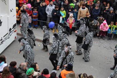 BREGENZ, VORARLBERG, AUSTRIA - 7 Şubat 2016: GWL alışveriş merkezinin önünde geleneksel ve geleneksel karnaval geçidi (Büyüleyici). Bu törende insanlar farklı ve komik kostümler giyerler..