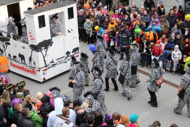BREGENZ, VORARLBERG, AUSTRIA - 7 Şubat 2016: GWL alışveriş merkezinin önünde geleneksel ve geleneksel karnaval geçidi (Büyüleyici). Bu törende insanlar farklı ve komik kostümler giyerler..
