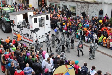 BREGENZ, VORARLBERG, AUSTRIA - 7 Şubat 2016: GWL alışveriş merkezinin önünde geleneksel ve geleneksel karnaval geçidi (Büyüleyici). Bu törende insanlar farklı ve komik kostümler giyerler..