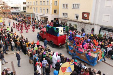 BREGENZ, VORARLBERG, AUSTRIA - 7 Şubat 2016: GWL alışveriş merkezinin önünde geleneksel ve geleneksel karnaval geçidi (Büyüleyici). Bu törende insanlar farklı ve komik kostümler giyerler..