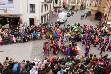 BREGENZ, VORARLBERG, AUSTRIA - 7 Şubat 2016: GWL alışveriş merkezinin önünde geleneksel ve geleneksel karnaval geçidi (Büyüleyici). Bu törende insanlar farklı ve komik kostümler giyerler..