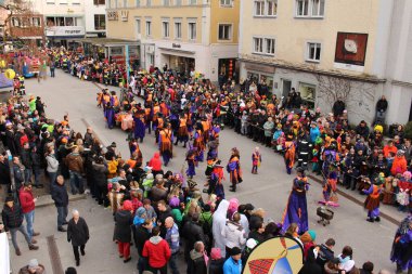 BREGENZ, VORARLBERG, AUSTRIA - 7 Şubat 2016: GWL alışveriş merkezinin önünde geleneksel ve geleneksel karnaval geçidi (Büyüleyici). Bu törende insanlar farklı ve komik kostümler giyerler..