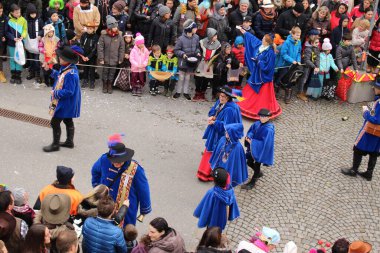 BREGENZ, VORARLBERG, AUSTRIA - 7 Şubat 2016: GWL alışveriş merkezinin önünde geleneksel ve geleneksel karnaval geçidi (Büyüleyici). Bu törende insanlar farklı ve komik kostümler giyerler..
