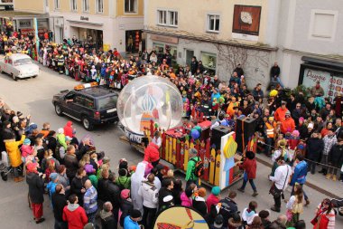 BREGENZ, VORARLBERG, AUSTRIA - 7 Şubat 2016: GWL alışveriş merkezinin önünde geleneksel ve geleneksel karnaval geçidi (Büyüleyici). Bu törende insanlar farklı ve komik kostümler giyerler..