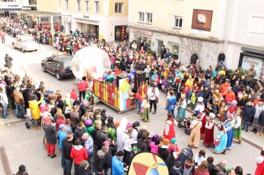 BREGENZ, VORARLBERG, AUSTRIA - 7 Şubat 2016: GWL alışveriş merkezinin önünde geleneksel ve geleneksel karnaval geçidi (Büyüleyici). Bu törende insanlar farklı ve komik kostümler giyerler..