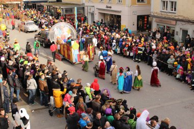 BREGENZ, VORARLBERG, AUSTRIA - 7 Şubat 2016: GWL alışveriş merkezinin önünde geleneksel ve geleneksel karnaval geçidi (Büyüleyici). Bu törende insanlar farklı ve komik kostümler giyerler..