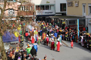 BREGENZ, VORARLBERG, AUSTRIA - 7 Şubat 2016: GWL alışveriş merkezinin önünde geleneksel ve geleneksel karnaval geçidi (Büyüleyici). Bu törende insanlar farklı ve komik kostümler giyerler..