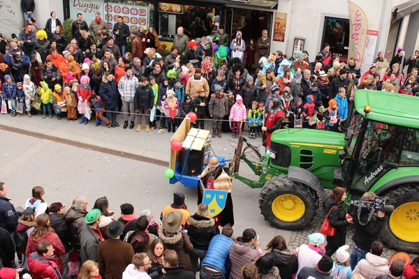 BREGENZ, VORARLBERG, AUSTRIA - 7 Şubat 2016: GWL alışveriş merkezinin önünde geleneksel ve geleneksel karnaval geçidi (Büyüleyici). Bu törende insanlar farklı ve komik kostümler giyerler..