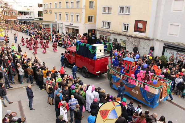 BREGENZ, VORARLBERG, AUSTRIA - 7 Şubat 2016: GWL alışveriş merkezinin önünde geleneksel ve geleneksel karnaval geçidi (Büyüleyici). Bu törende insanlar farklı ve komik kostümler giyerler..