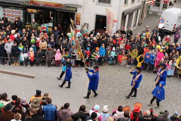 BREGENZ, VORARLBERG, AUSTRIA - 7 Şubat 2016: GWL alışveriş merkezinin önünde geleneksel ve geleneksel karnaval geçidi (Büyüleyici). Bu törende insanlar farklı ve komik kostümler giyerler..