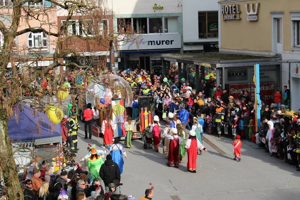 BREGENZ, VORARLBERG, AUSTRIA - 7 Şubat 2016: GWL alışveriş merkezinin önünde geleneksel ve geleneksel karnaval geçidi (Büyüleyici). Bu törende insanlar farklı ve komik kostümler giyerler..