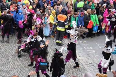 BREGENZ, VORARLBERG, AUSTRIA - 7 Şubat 2016: GWL alışveriş merkezinin önünde geleneksel ve geleneksel karnaval geçidi (Büyüleyici). Bu törende insanlar farklı ve komik kostümler giyerler..
