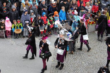 BREGENZ, VORARLBERG, AUSTRIA - 7 Şubat 2016: GWL alışveriş merkezinin önünde geleneksel ve geleneksel karnaval geçidi (Büyüleyici). Bu törende insanlar farklı ve komik kostümler giyerler..